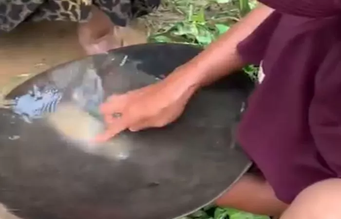 Warga Aceh ramai berburu emas pascabanjir surut viral di media sosial (Foto: Instagram/@medantalkviral)