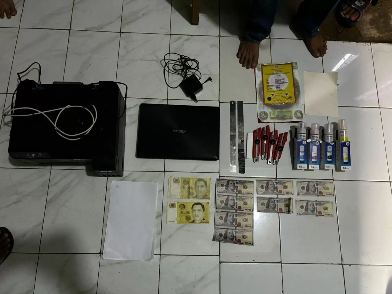 Uang palsu USD dan SGD yang diamankan sebagai barang bukti. (Polda Metro Jaya)