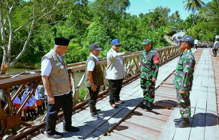 Presiden Prabowo Subianto tinjau pembangunan Jembatan Bailey di Padang Pariaman, Sumbar (Foto: BPMI Setpres RI)