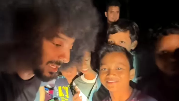 Anak-anak Aceh yang lebih memilih Al-Qur'an dibanding mainan saat berada di posko pengungsian. (TikTok/Ikramafro)