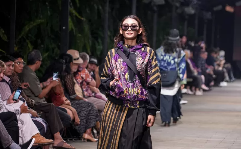 Model membawakan fesyen karya waga binaan dalam ajang Bali Fashion Trend