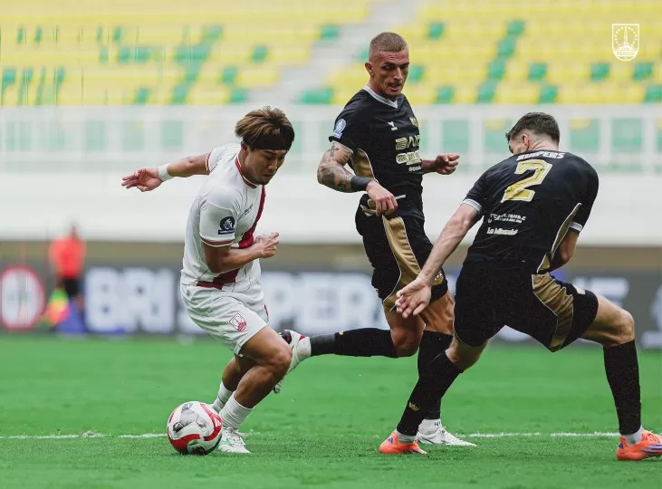 Persis menelan kekalahan telak dari Dewa United. (Persis)