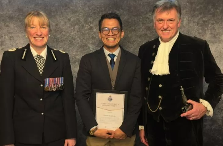 Kepolisian Kerajaan Inggris menganugerahkan mahasiswa kader HMI asal Riau, Romaito Azhar, dengan penghargaan karena membantu bongkar kejahatan serius.  (Foto: Dok pribadi Romaito Azhar)