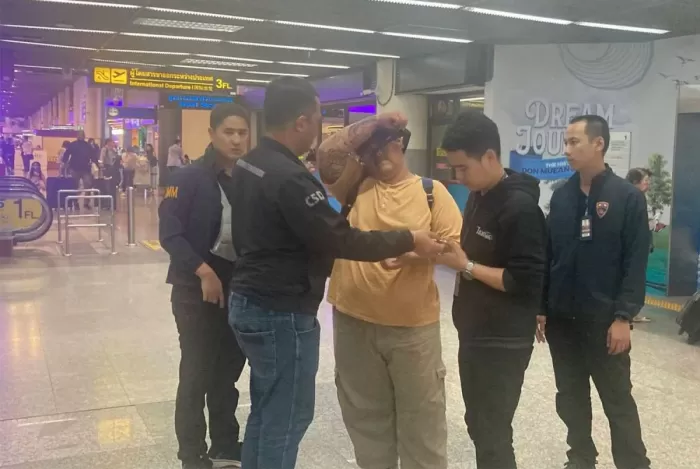 Nattapong Songphrai saat ditangkap polisi di Bandara Don Meuang, Bangkok, Kamis lalu. (Istimewa)