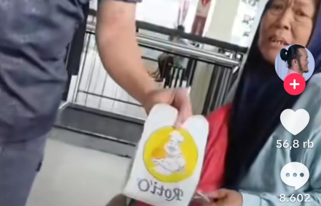 Video viral gerai Roti O tolak pembayaran uang tunai dan hanya pakai QRIS (Foto: TikTok/ @arlius_zebua)