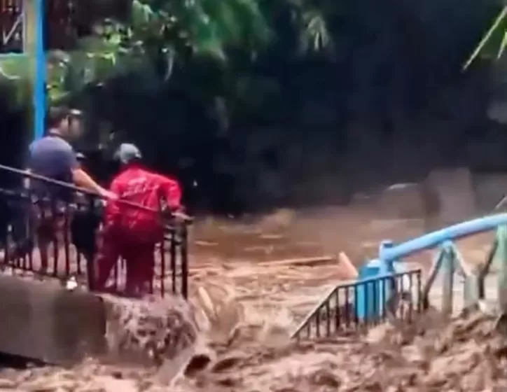 Banjir bandang melanda kawasan objek wisata Guci, Kecamatan Bumijawa, Kabupaten Tegal, Jawa Tengah.