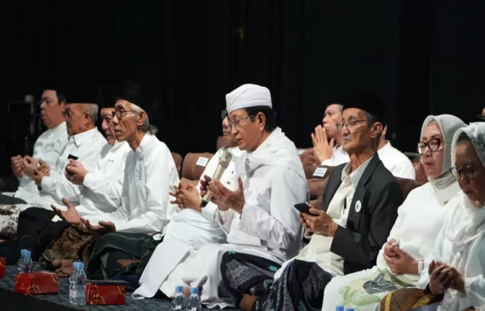 Menag Nasaruddin Umar berdoa di acara Haul ke-16 Gus Dur (Foto: dok. Kemenag)
