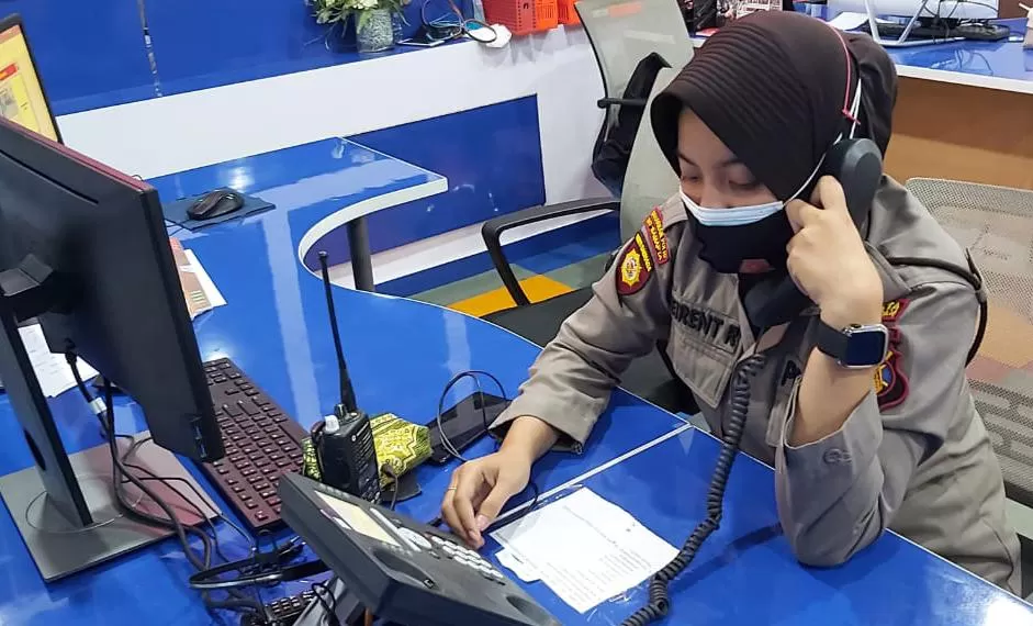 Petugas layanan polisi 110 Polresta Balikpapan.