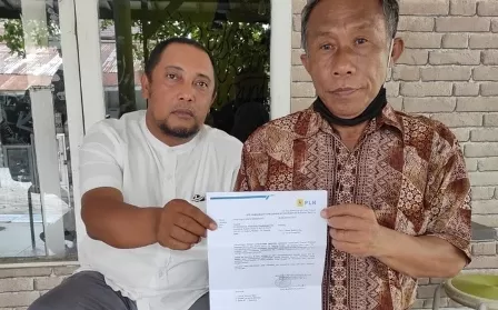 MINTA GANTI RUGI: Yusuf bersama kuasa hukumnya, Alex Suryanata, menunjukan bukti surat penetapan penumbangan tanam tumbuh di lahan miliknya.
