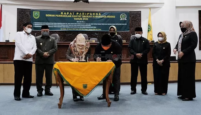 PENANDATANGANAN PROPEMPERDA: Ketua DPRD Berau, Madri Pani, bersama Bupati Berau, Sri Juniarsi,  menandatangani nota kesepakatan tentang Propemperda 2022 melalui rapat paripurna, Selasa (18/1).