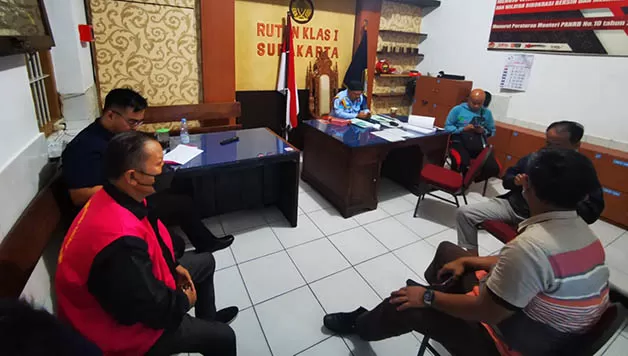 EKSEKUSI: Tim Jaksa Eksekutor Bidang Pidsus, Kejaksaan Negeri Berau, saat mengeksekusi dua terpidana perkara Tipikor dalam kegiatan pembebasan lahan untuk lapangan sepak bola, belum lama ini.