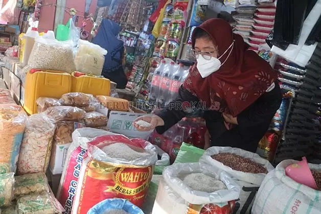 LEBIH MAHAL: Saat ini harga beras di Pasar Sanggam Adji Dilayas (SAD) mengalami kenaikan sejak bulan November lalu, padahal stoknya cukup banyak.