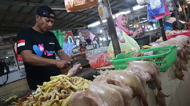 BELUM NORMAL: Harga kebutuhan pokok yang berada di Pasar Sanggam Adji Dilayas belum sepenuhnya normal.