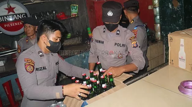 DISITA: Personel dari tim gabungan menyita minol tak berizin dalam patroli yang dilakukan di sejumlah THM pada Rabu (15/2) malam. Para pengunjung juga turut diperiksa dengan diminta memperlihatkan kartu identitasnya.