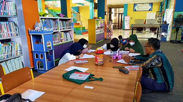 BERI PENDAMPINGAN: Dinas Perpustakaan dan Kearsipan Berau menjalankan program pendampingan terhadap anak-anak yang diinisiasi menjadi penulis sejak dini.