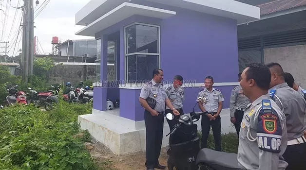 TINJAU LANGSUNG: Kepala Dinas Perhubungan Berau Andi Marewangeng saat memantau pos jaga yang berada di Bujangga.