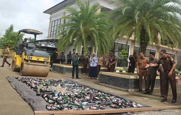 KIAN MENGKHAWATIRKAN: Pemusnahan barang bukti  yang dilakukan Kajari Berau  Hari Wibowo bersama Bupati Berau Sri Juniarsih dan unsur Forkopimda Berau, belum lama ini. Dari kegiatan ini, terlihat bahwa tindakan pelanggaran hukum di Berau masih cukup tinggi.
