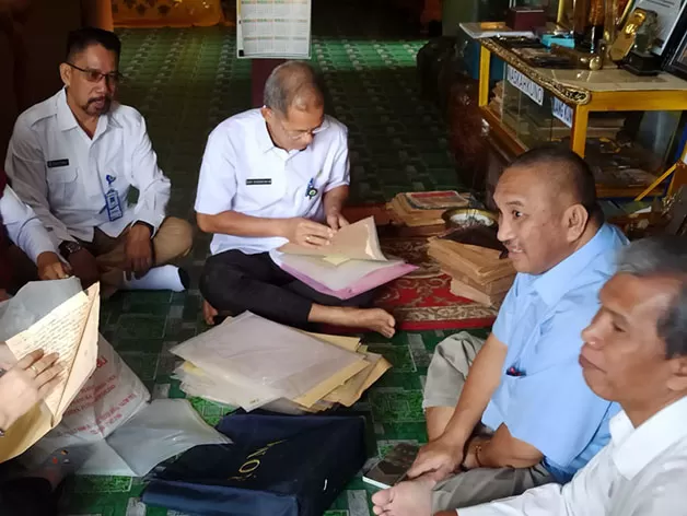 NASKAH KUNO: Jajaran Dispusip Berau dan provinsi melihat naskah kuno milik Kesultanan Gunung Tabur.