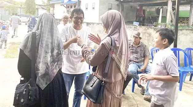 OPEN HOUSE: Muhammad Icsan Rapi menyapa warga hingga rekan-rekannya di sejumlah organisasi yang hadir di kediamannya