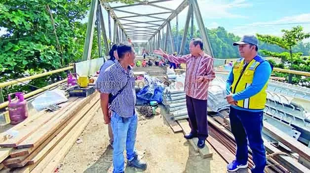 PANTAU PERBAIKAN JEMBATAN: Makmur HAPK kembali meninjau kegiatan perbaikan Jembatan Sambaliung, Minggu (18/6).