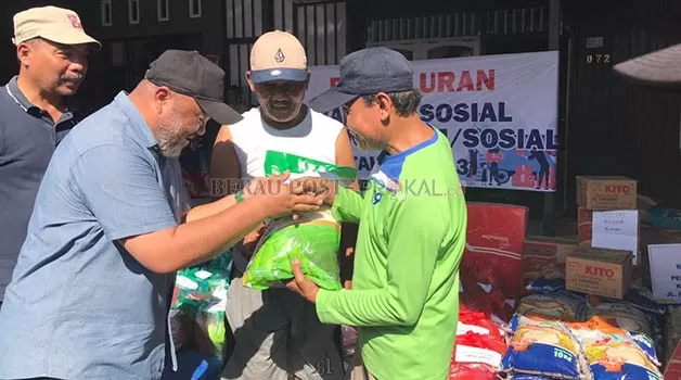 DISALURKAN: Wakil Bupati Berau Gamalis, bersama Pj Sekkab Berau dan Kadinsos, menyalurkan bantuan kepada korban terdampak musibah kebakaran di Gang Amal, Jalan Pemuda.