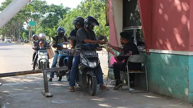 MASIH MANUAL: Penarikan retribusi parkir di pintu masuk-keluar yang berada di Pasar Sanggam Adji Dilayas masih manual.