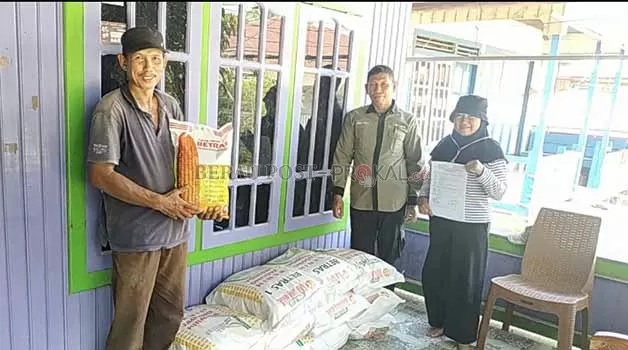 DISALURKAN: Perwakilan Distanak Berau saat menyalurkan bantuan bibit jagung hibrida beberapa waktu lalu.