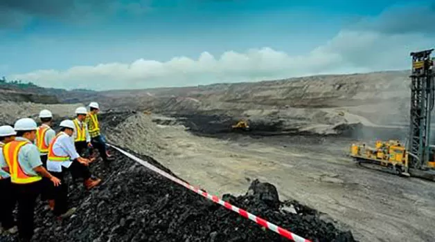 TERJUN BEBAS: Harga batu bara kini mengalami tren penurunan yang buruk, hal itu pun membuka peluang terjadinya PHK oleh sejumlah perusahaan