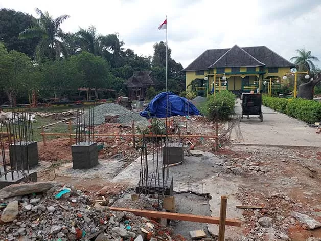 MULAI DIKERJAKAN: Revitalisasi Keraton Sambaliung mulai dikerjakan dan diharapkan ketika selesai mampu menarik wisatawan berkunjung.