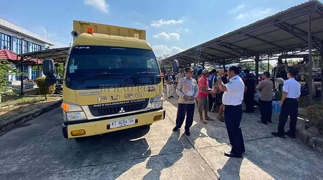 TERJARING: Puluhan kendaraan angkutan terjaring razia gabungan Dishub Berau dalam menindak pengendara yang tidak melengkapi buku KIR hingga muatan berlebih di Berau.
