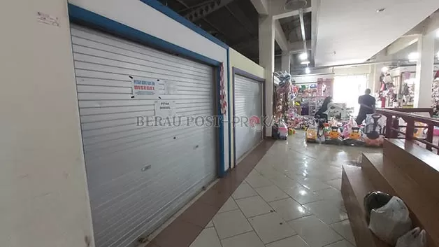 BANYAK YANG KOSONG: Terlihat beberapa lapak yang ada di Pasar SAD kosong sengaja ditinggal pemiliknya, dan beberapa juga disegel karena tidak memenuhi kewajibannya selama berjualan.