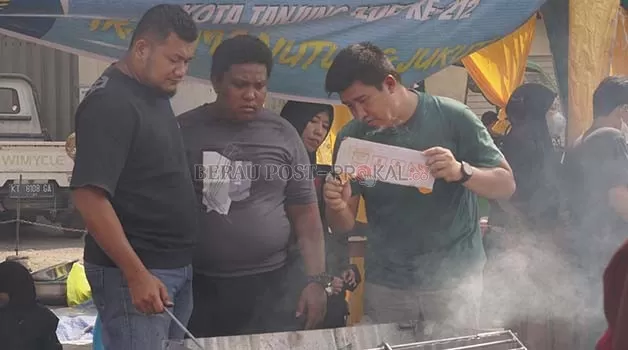 MANUTUNG JUKUT: Masyarakat saat mengikuti kegiatan Manutung Jukut pada tahun lalu.