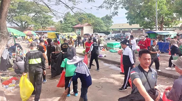 BERSIH-BERSIH: Puluhan personel Satpol PP Berau bersama para pedagang di Pasar Sanggam Adji Dilayas melakukan giat bersih-bersih, kemarin.