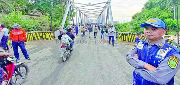 DIIZINKAN MELINTAS: Khusus kendaraan dengan kebutuhan mendesak seperti ambulans diperkenankan melintas berdasarkan surat yang diterbitkan DPUPR-Pera Kalimantan Timur pada 8 September lalu