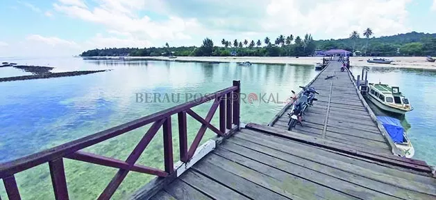 TAK SEMUA MENDAPATKAN AIR BERSIH: Sebagai wilayah wisata andalan, masih ada kampung di pulau wisata yang belum merasakan pasokan air bersih dari pemerintah.