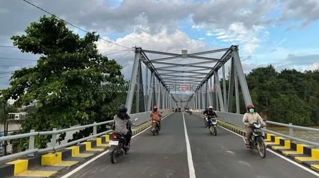 PATUHI ATURAN: Aktivitas kendaraan yang melintas di Jembatan Sambaliung.