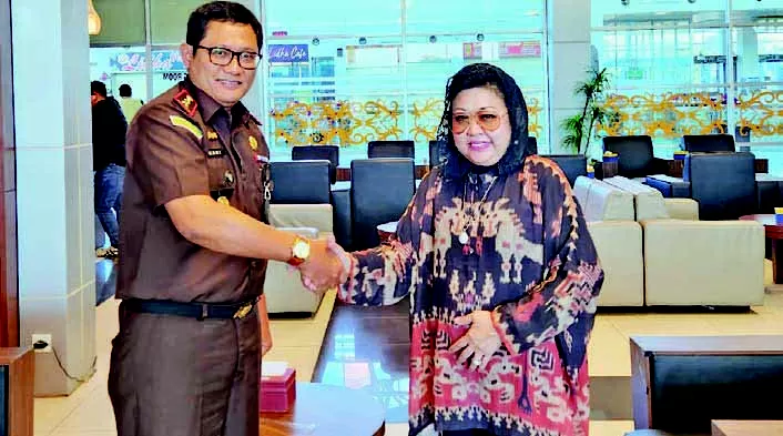 DORONG PERCEPATAN: Kajari Berau Hari Wibowo bertemu Ketua TPPKSPSKKM Meiliana, membahas percepatan pengembangan pariwisata Maratua.