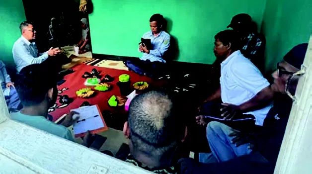 DATANGI WARGA: Direktur Perumda Batiwakkal Saipul Rahman didampingi Tim Perumda Batiwakkal saat turun ke tengah warga di RT 05 Gang Tempe, Kelurahan Karang Ambun, belum lama ini.