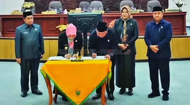 DITANDATANGANI: Bupati Sri Juniarsih bersama Ketua DPRD Berau Madri Pani, menandatangani Rancangan Anggaran Pendapatan dan Belanja Daerah (RAPBD) Berau 2024, yang nilainya mencapai Rp 4,719 triliun.