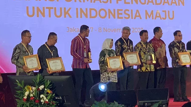 TERIMA PENGHARGAAN: Asisten III Bidang Administrasi Umum, Maulidiyah (empat kiri), mewakili Bupati Berau, Sri Juniarsih, menerima penghargaan dari LKPP Republik Indonesia, Selasa (7/11).