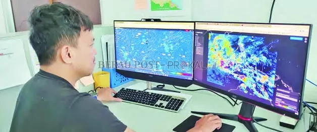 PANTAU DATA: Prakirawan BMKG Berau Surya saat memantau perkiraan cuaca di Kabupaten Berau melalui alat yang dimiliki BMKG Berau, kemarin