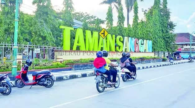 HAMPIR RAMPUNG: Pemasangan WiFi Gratis yang dilaksanakan Pemkab Berau melalui Diskominfo Berau sudah hampir selesai. Salah satunya yang terpasang di Taman Sanggam, Tanjung Redeb.