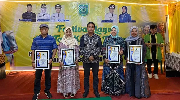 MERIAH: Rangkaian acara yang mengiringi perayaan HUT ke-38 Kampung Sei Bebanir Bangun ditutup pada Selasa (5/12). Dalam acara penutupan juga dibarengi pembagian hadiah kepada para pemenang lomba.