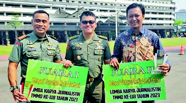 BAWA NAMA BERAU: Dandim 0902/BRU Letkol Inf Rommi Sakti Alamsyah (kiri), Letkol Dony Fatra (tengah), dan wartawan Berau Post Yudhi Perdana, berfoto bersama dengan latar Markas Besar TNI AD di Jakarta, usai penyerahan penghargaan lomba karya jurnalistik TMMD ke-118 di Jakarta kemarin.