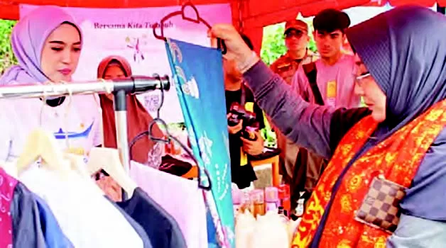 DONGKRAK PEREKONOMIAN: Bupati Berau Sri Juniarsih, didampingi camat Maratua beserta jajaran Disbudpar Berau, dalam gelaran Festival Maratua Jazz and Dive Fiesta (MJDF) Tahun 2023.