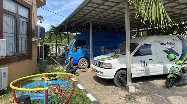 PERPUSTAKAAN KELILING: Kondisi mobil pusling yang terparkir di area kantor Dispusip Berau. Dengan dua di antaranya sudah mengalami kerusakan.