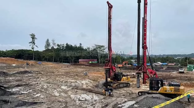 BERPROSES: Terlihat pekerja tengah melakukan pengeboran terhadap lahan rumah sakit tipe B.