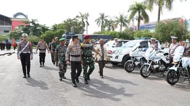 CEK KESIAPAN: Kapolres Berau AKBP Steyven Jonly Manopo serta jajaran Forkopimda saat mengecek kesiapan personel saat apel Operasi Lilin Mahakam, kemarin.
