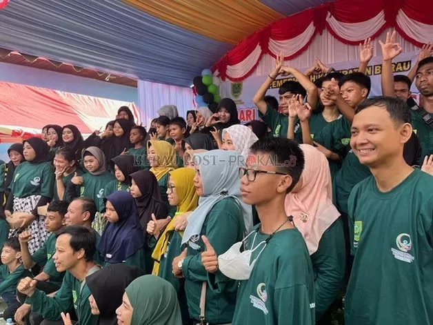 RIANG GEMBIRA: Anak berkebutuhan khusus saat berfoto bersama di acara peringatan Hari Disabilitas Internasional, kemarin.