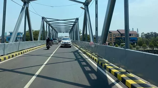 MENUNGGU HONOR: Selesainya perbaikan Jembatan Sambaliung ternyata menyisakan cerita pilu. Belasan tenaga kesehatan termasuk supir yang berjaga mengamankan pelayanan kesehatan selama Jembatan Sambaliung diperbaiki rupanya belum menerima honor pekerjaan.